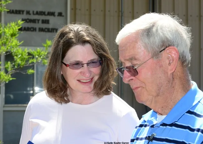 Barbara Allen-Diaz and Norm Gary talk bees. (Photo by Kathy Keatley Garvey)