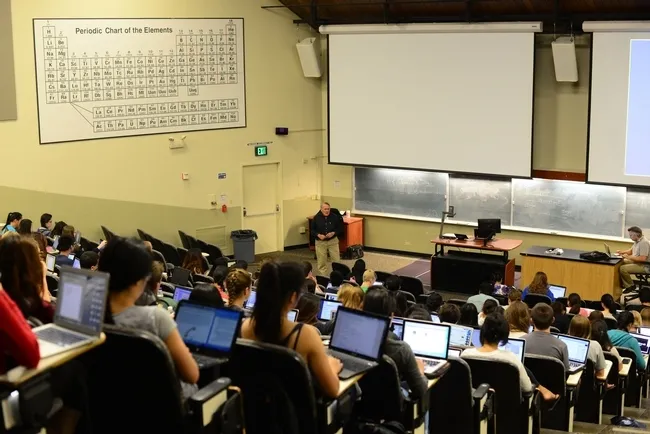 James Carey teaching a UC Davis chemistry class “how to make one-minute videos on the properties of the elements in periodic tables.” The result: 540 one-minute videos, probably a world record. (Photo by Kathy Keatley Garvey)