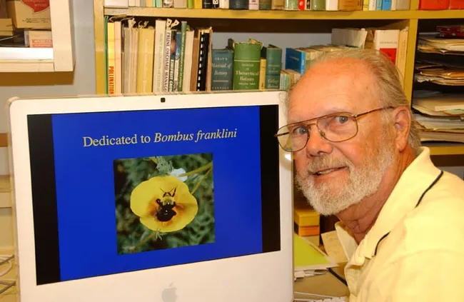 Robbin Thorp and his computer screen showing his image of Franklin's bumble bee. (Photo by Kathy Keatley Garvey)