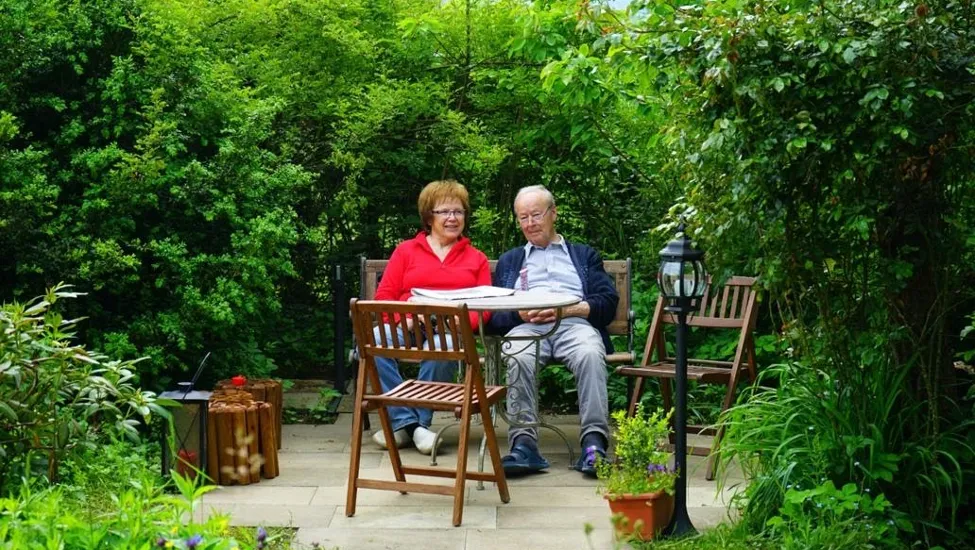 A small corner surrounded by greenery makes a nice sitting area in the garden. . Photo: Pxhere