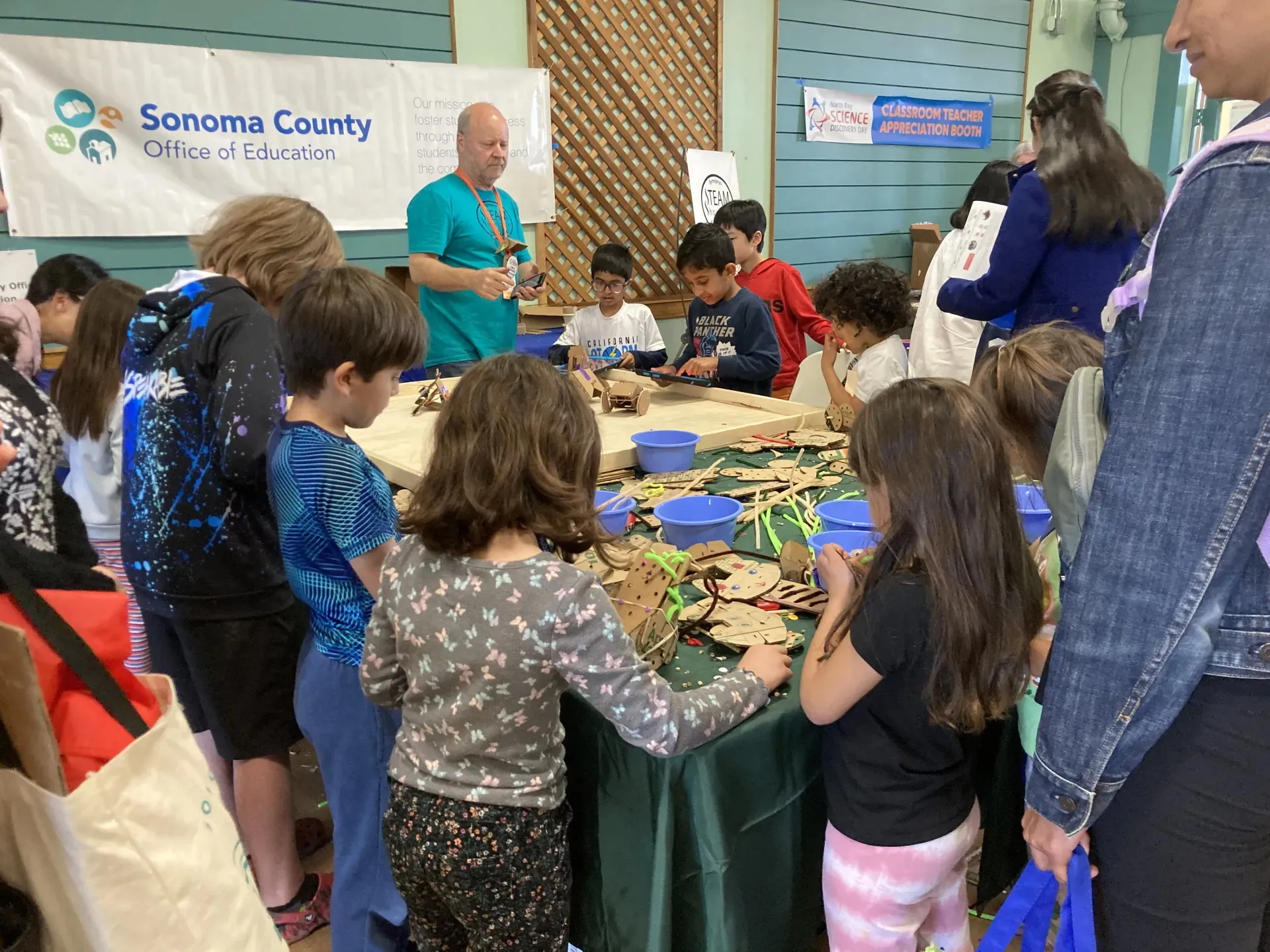 grupo de niños creando figuras con cosas pequeñas 