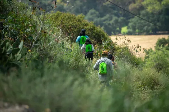 un grupo de voluntarios recorrió el parque