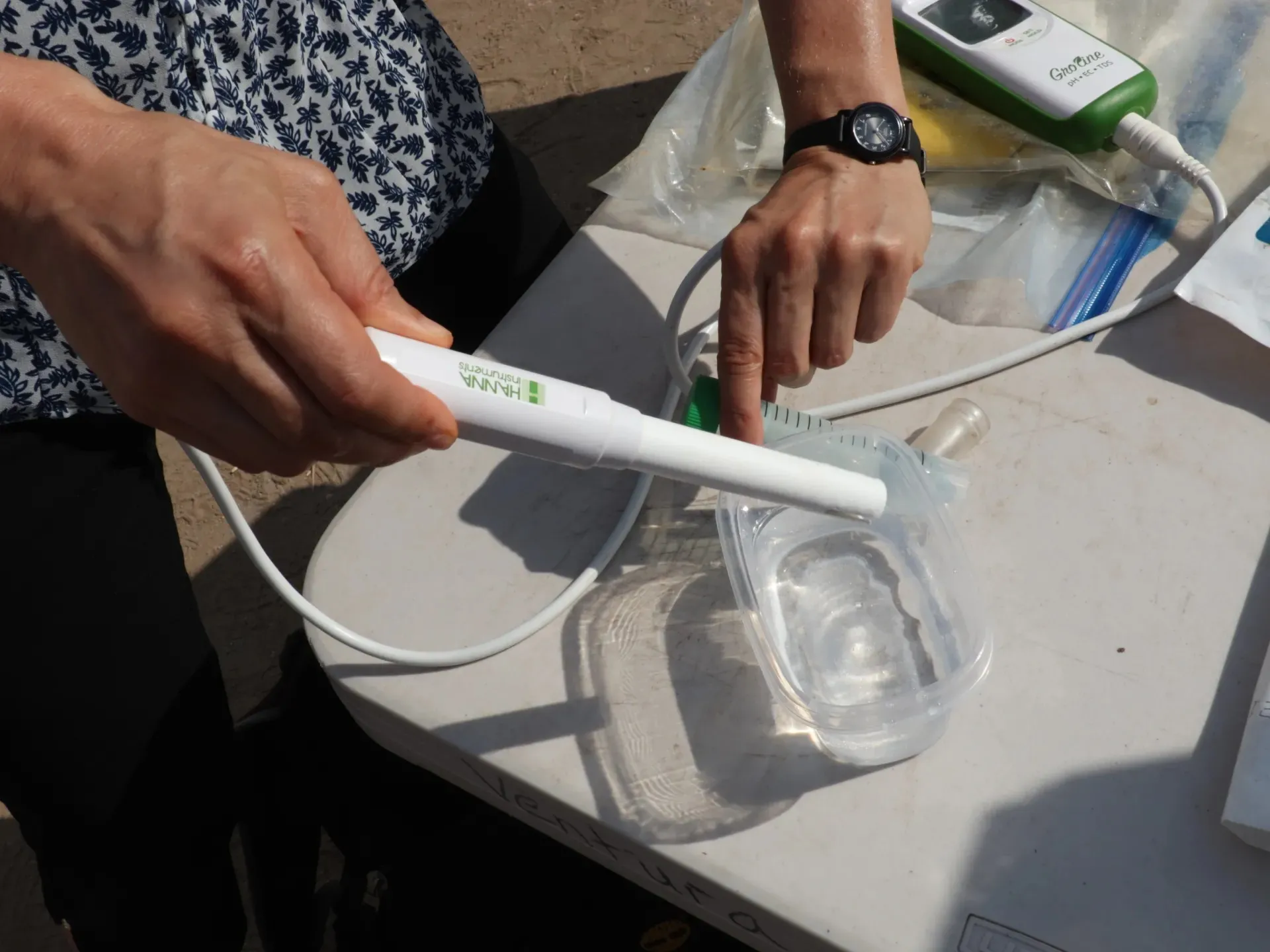 Demostracion sobre el uso aparato para calcular la concentración de nitrógeno en el alimento líquido.