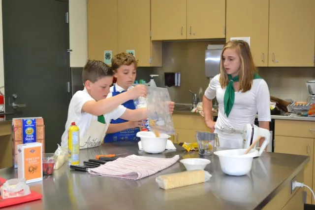 Elisabeth mentors future cooking project leaders