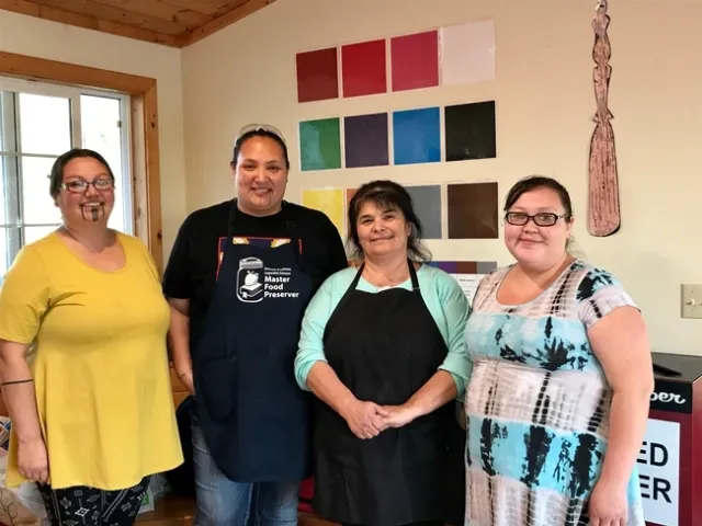 Voluntarios del Programa Maestro para Conservar Alimentos de UC realizan tareas de difusión entre las comunidades tribales. (Fototrafía: Barbara Goldberg)