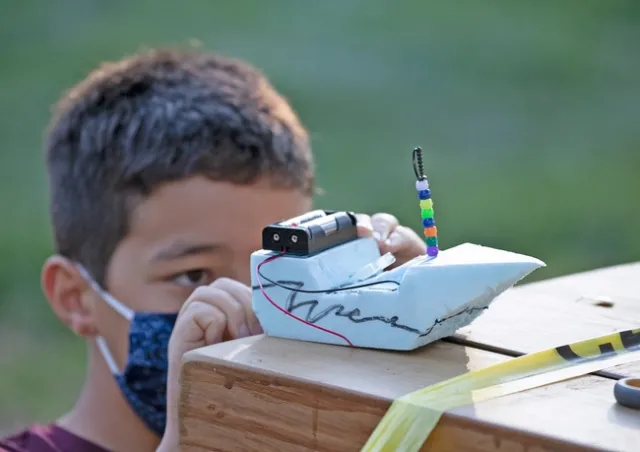 Sarp checks to make sure the propeller is spinning in the correct direction.