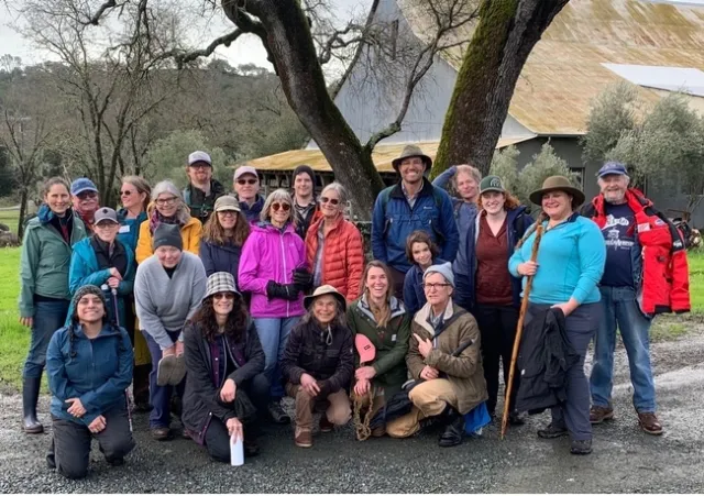 Participantes del Taller de Administración Forestal del condado de Napa posan para la fotografía durante un recorrido en persona. Fotografía por Kim Ingram.