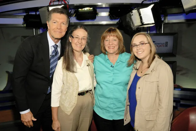 Stone Phillips poses with Marianne and 2 other women
