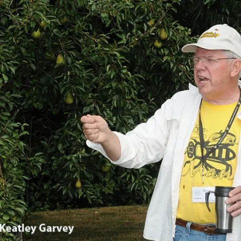 Apiculturist Dewey Caron at a Western Apicultural Society meeting. (Photo by Kathy Keatley Garvey)