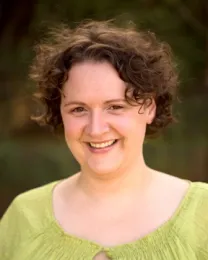 Elina Lastro Niño, Extension apiculturist