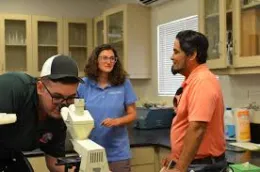 Ana Pastrana y otros dos cientificos durante un dia de trabajo